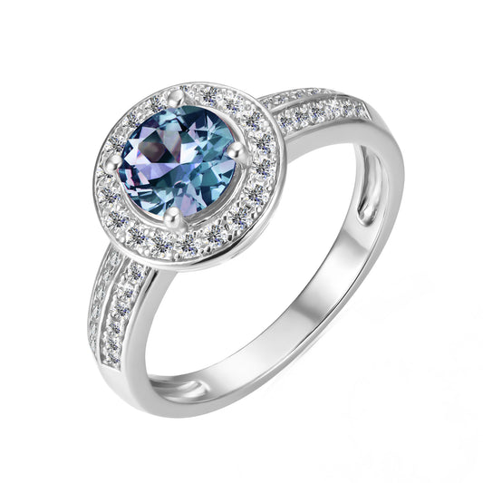 Ring Alexa von Juwelenstore: Eine Vogelperspektive auf den strahlenden Ring aus 925er Silber, der Luxus und Eleganz verkörpert