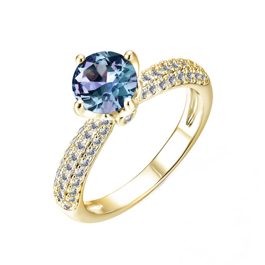 Ring Chloe von Juwelenstore: Von oben betrachtet, strahlt der Edelstein Alexandrite in seiner einzigartigen Farbwechselpracht, umgeben von hochwertigen Steinen auf der Fassung