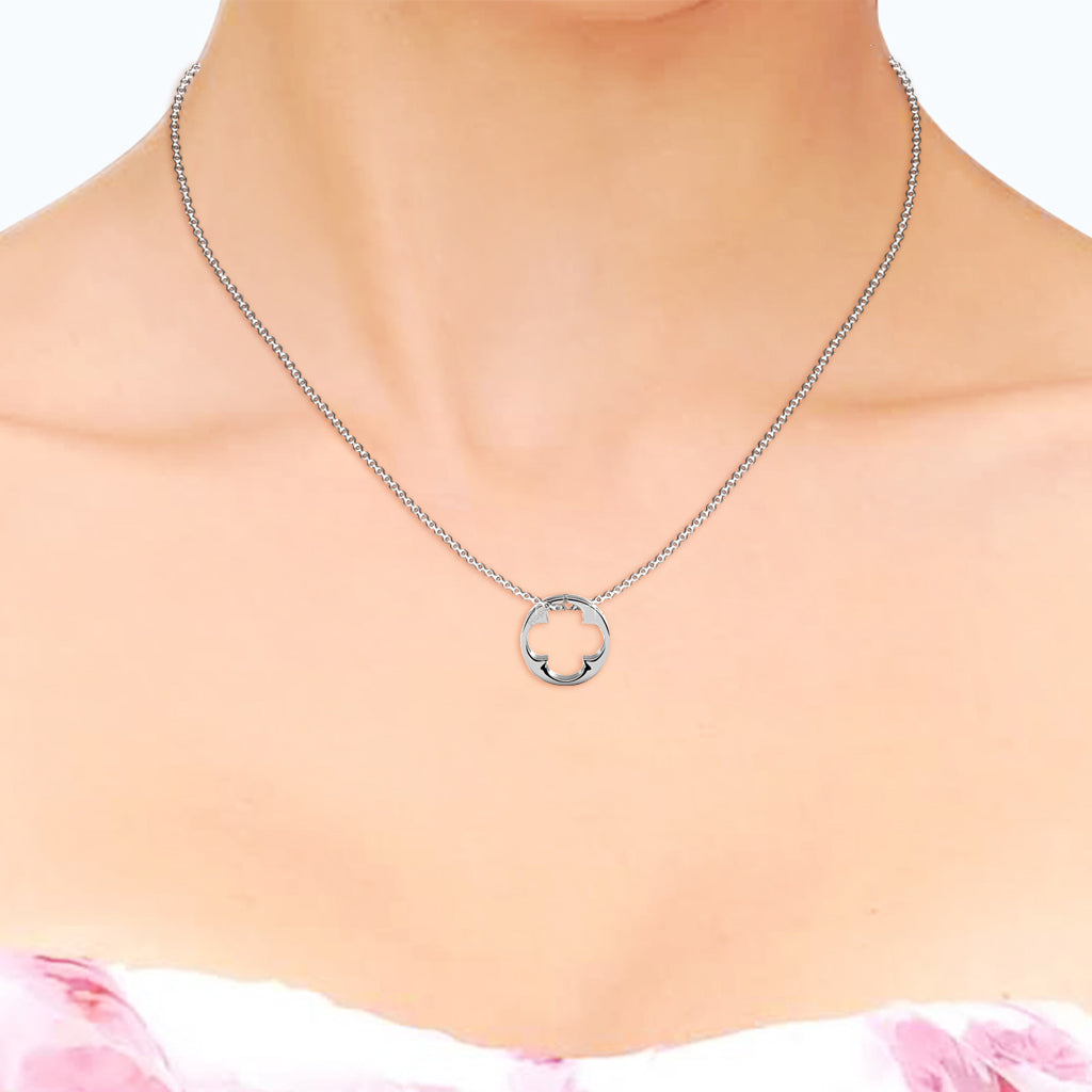 Halskette Klee: Ansicht der Halskette, wie sie am Hals getragen wird, um zu zeigen, wie sie das Outfit ergänzt und zur Geltung bringt