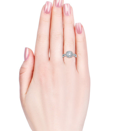 naya Ring von Juwelenstore: An Hand getragen, verkörpert er pure Eleganz und zeitlose Schönheit. Ein Herzstück, das Herzen erobert